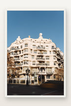 Casa Milà em moldura branca