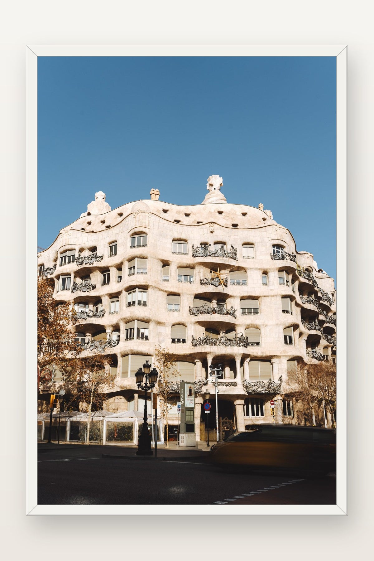 Casa Milà em moldura branca