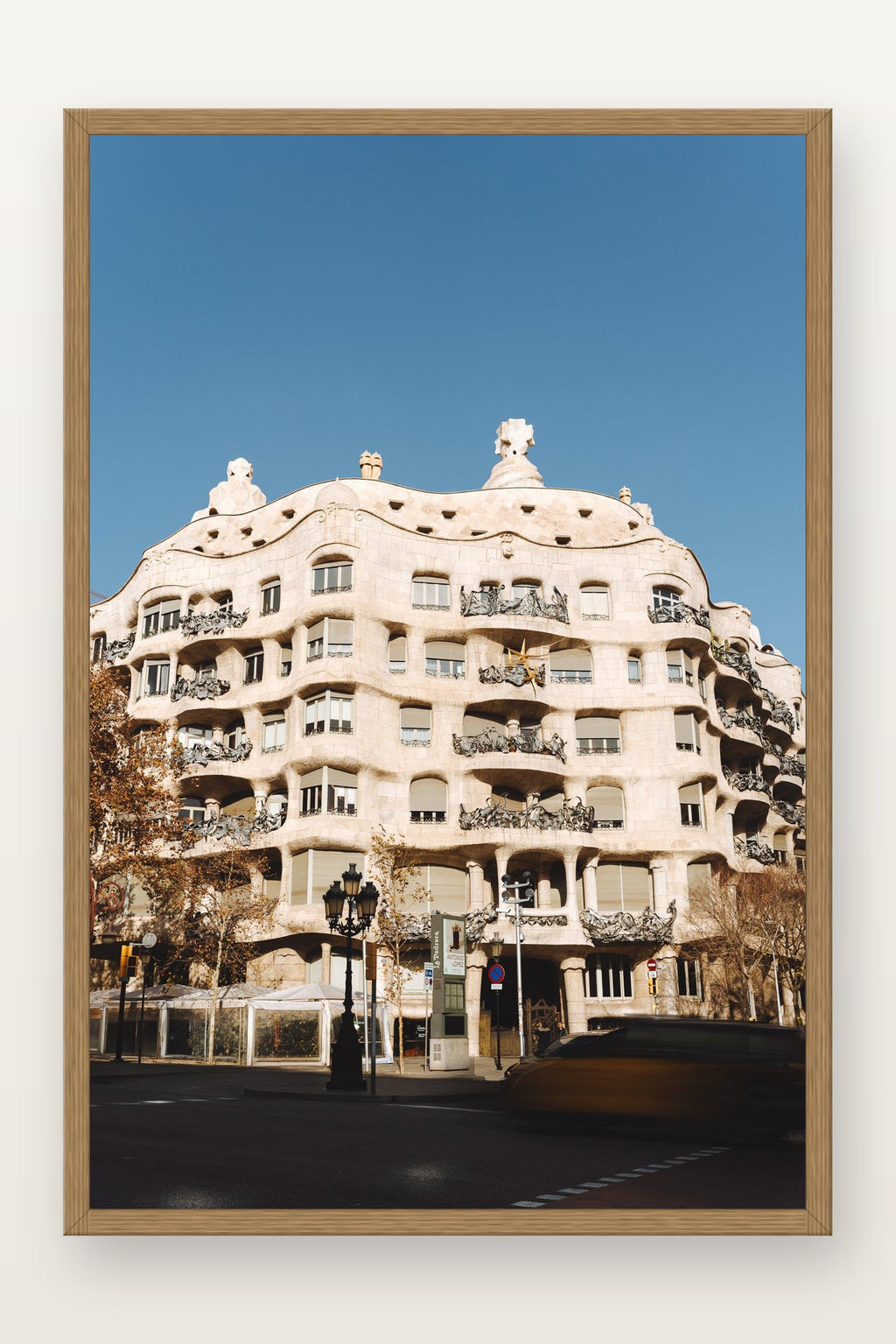 Casa Milà em moldura Freijó