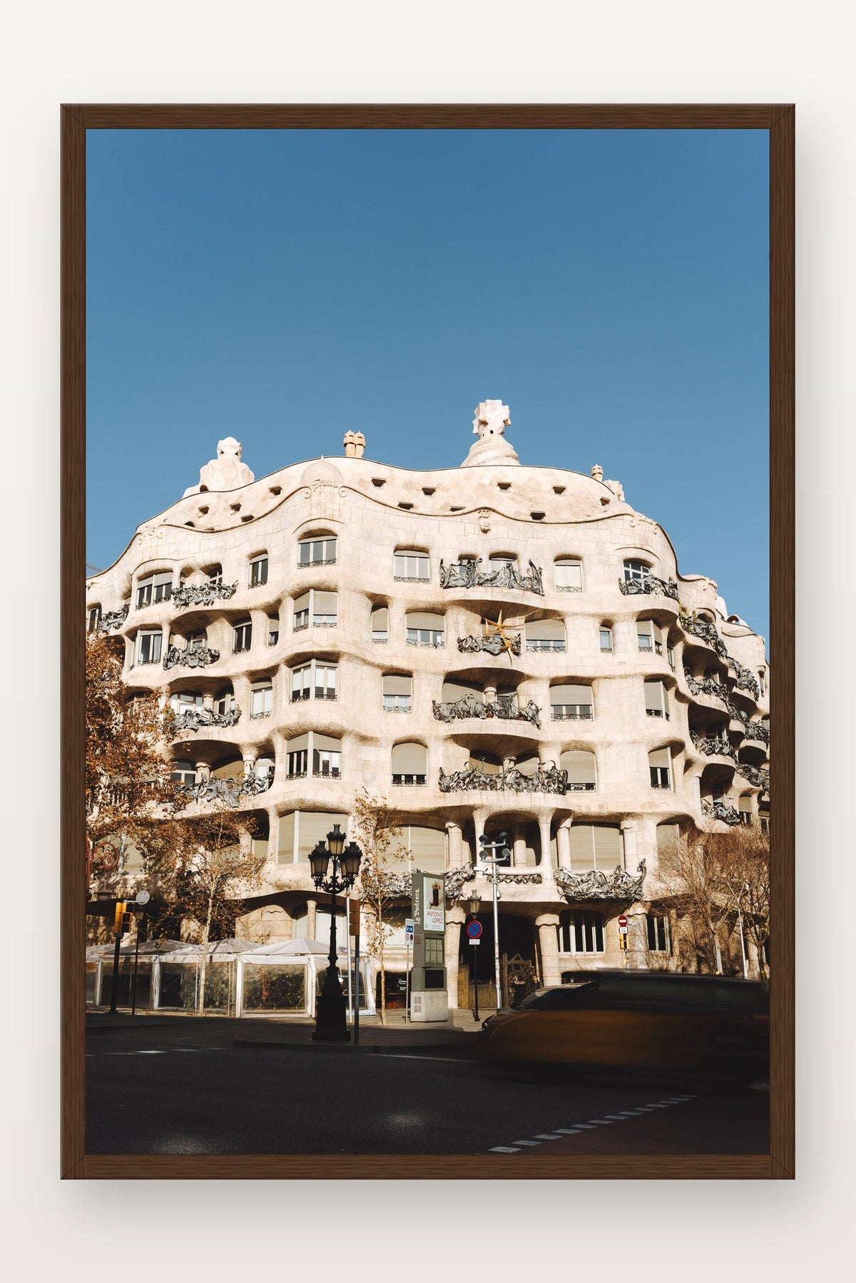 Casa Milà em moldura Imbuia