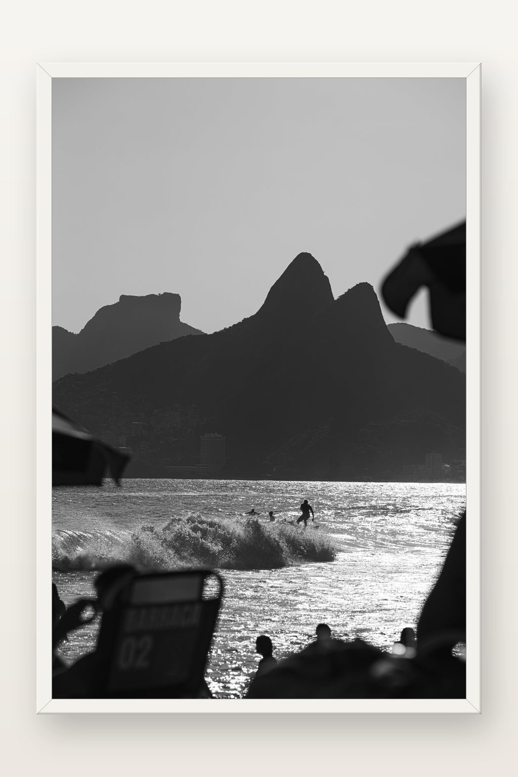 Morro Dois Irmãos X em moldura branca