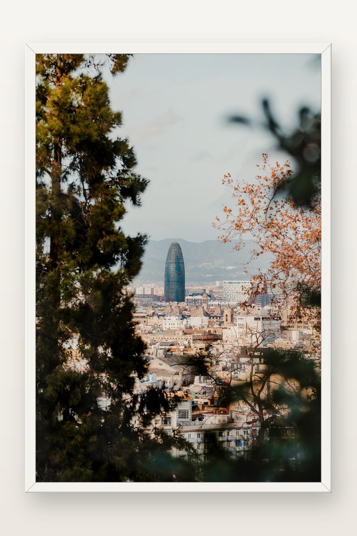 Torre Glòries I em moldura branca