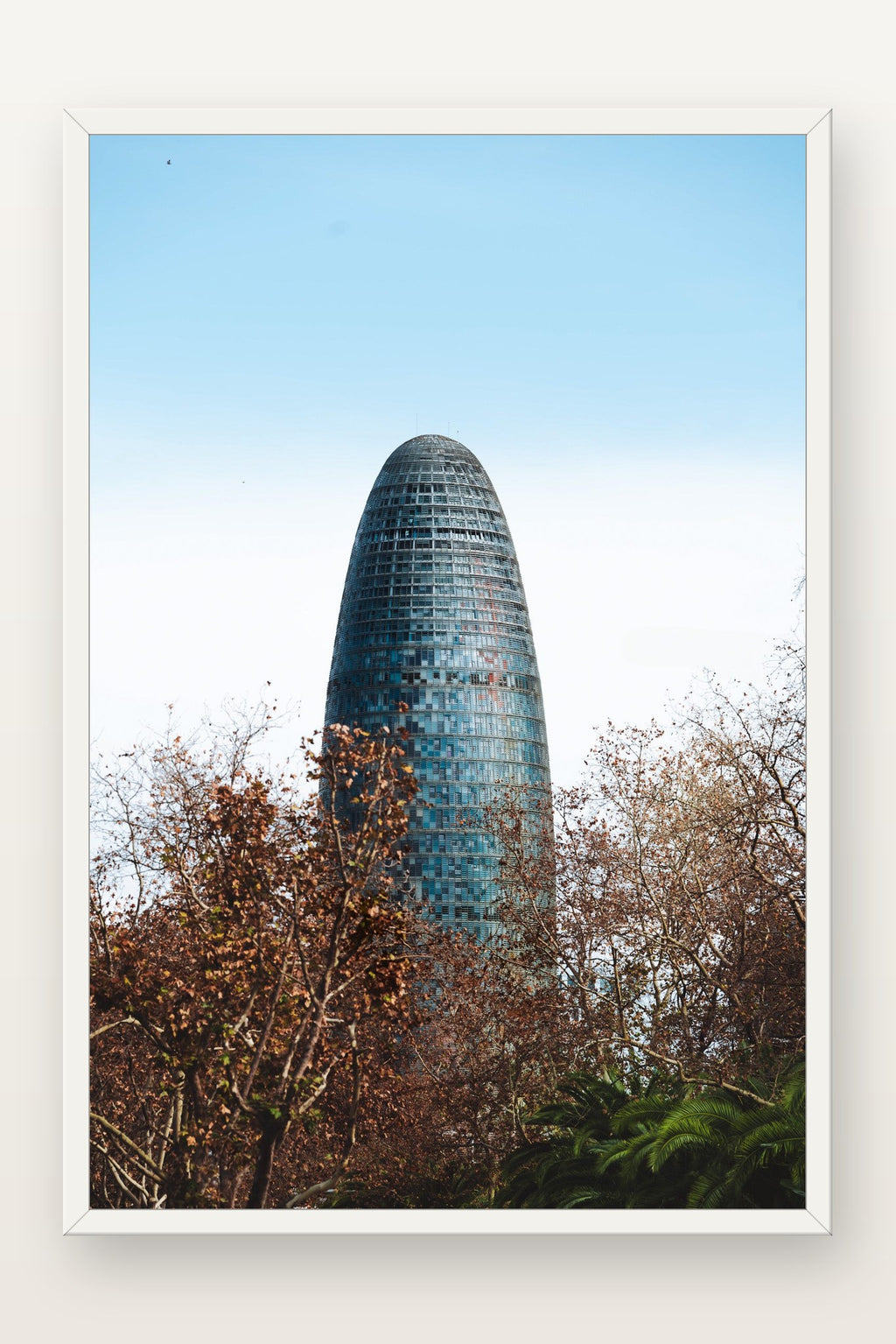 Torre Glòries II em moldura branca